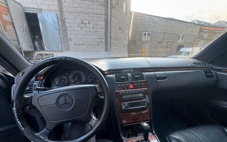 Mercedes-Benz E-Класс, 1997 год, 610 000 рублей, 5 фотография