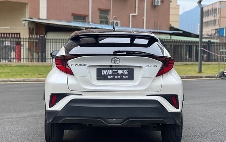 Toyota C-HR I рестайлинг, 2022 год, 2 000 013 рублей, 8 фотография