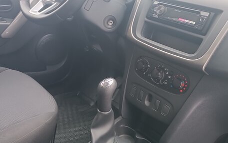 Renault Logan II, 2019 год, 985 000 рублей, 25 фотография