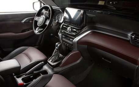 Toyota Urban Cruiser, 2023 год, 3 498 000 рублей, 12 фотография