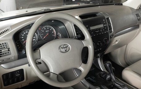 Toyota Land Cruiser Prado 120 рестайлинг, 2004 год, 1 709 000 рублей, 3 фотография