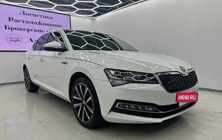 Skoda Superb III рестайлинг, 2022 год, 1 990 000 рублей, 3 фотография