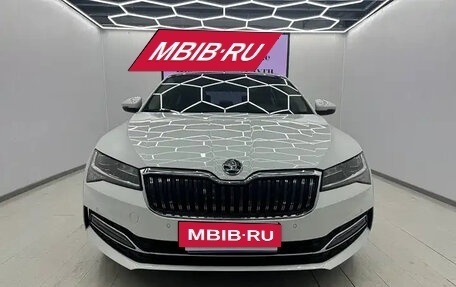 Skoda Superb III рестайлинг, 2022 год, 1 990 000 рублей, 2 фотография