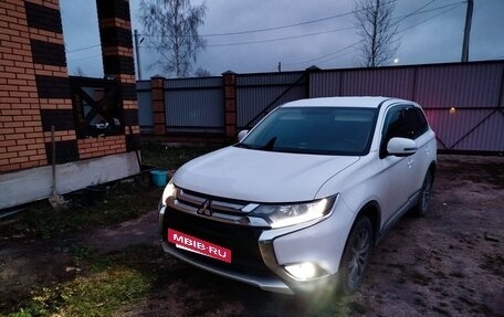 Mitsubishi Outlander III рестайлинг 3, 2017 год, 1 520 000 рублей, 2 фотография