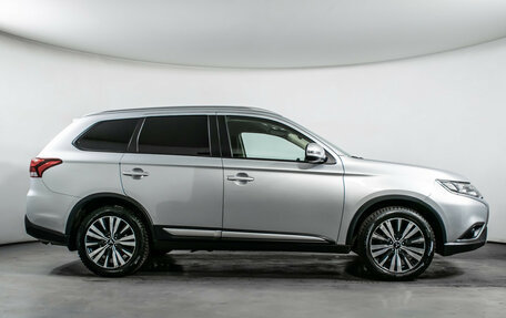 Mitsubishi Outlander III рестайлинг 3, 2018 год, 1 670 000 рублей, 4 фотография