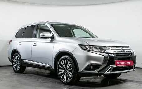 Mitsubishi Outlander III рестайлинг 3, 2018 год, 1 670 000 рублей, 3 фотография