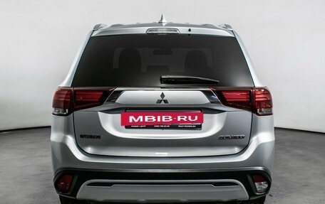 Mitsubishi Outlander III рестайлинг 3, 2018 год, 1 670 000 рублей, 6 фотография