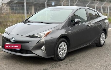Toyota Prius IV XW50, 2018 год, 1 990 000 рублей, 4 фотография