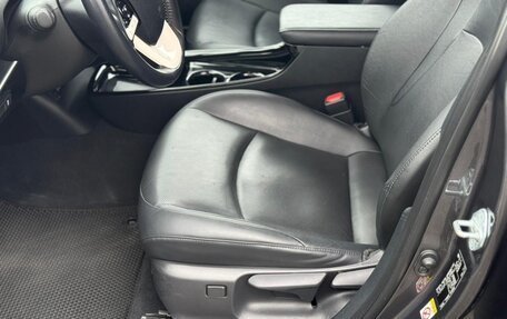 Toyota Prius IV XW50, 2018 год, 1 990 000 рублей, 14 фотография