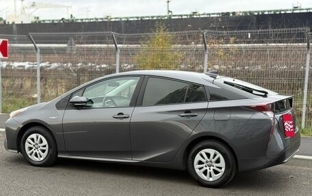 Toyota Prius IV XW50, 2018 год, 1 990 000 рублей, 6 фотография