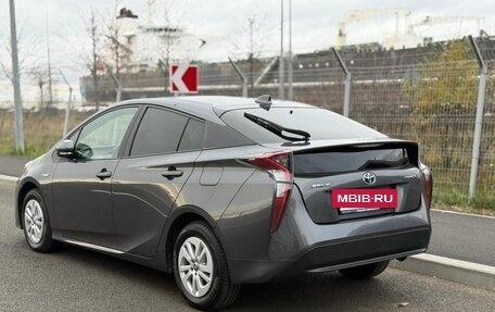 Toyota Prius IV XW50, 2018 год, 1 990 000 рублей, 7 фотография