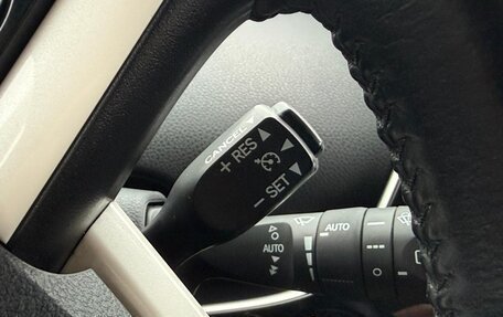 Toyota Prius IV XW50, 2018 год, 1 990 000 рублей, 26 фотография