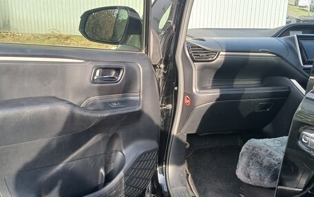 Toyota Esquire I, 2017 год, 2 450 000 рублей, 12 фотография