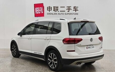 Volkswagen Touran III, 2022 год, 1 800 000 рублей, 4 фотография