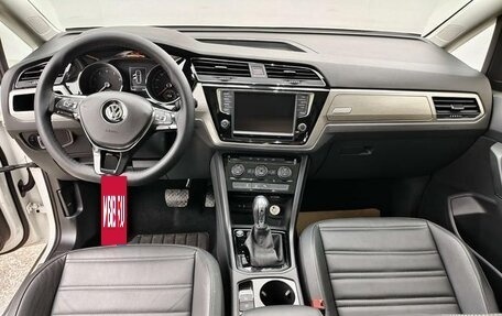 Volkswagen Touran III, 2022 год, 1 800 000 рублей, 8 фотография