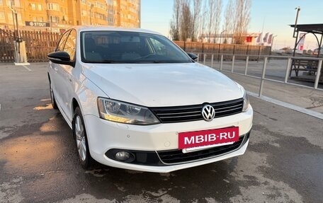Volkswagen Jetta VI, 2013 год, 1 240 000 рублей, 2 фотография