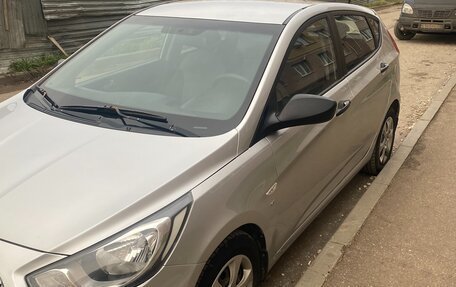 Hyundai Solaris II рестайлинг, 2011 год, 715 000 рублей, 3 фотография