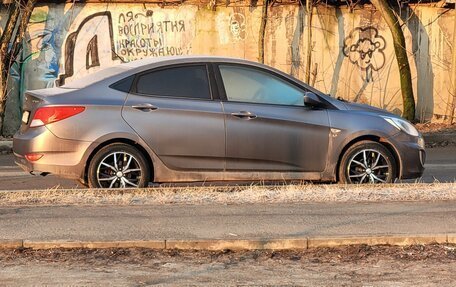 Hyundai Solaris II рестайлинг, 2013 год, 800 000 рублей, 1 фотография