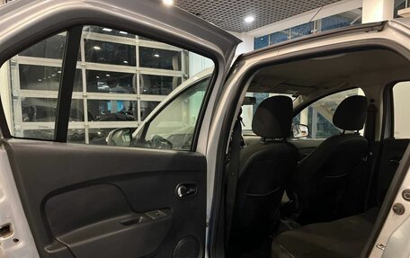 Renault Logan II, 2017 год, 775 000 рублей, 24 фотография