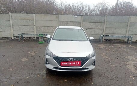 Hyundai Solaris II рестайлинг, 2021 год, 1 590 000 рублей, 2 фотография