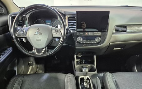 Mitsubishi Outlander III рестайлинг 3, 2015 год, 2 300 000 рублей, 10 фотография