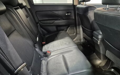 Mitsubishi Outlander III рестайлинг 3, 2015 год, 2 300 000 рублей, 14 фотография