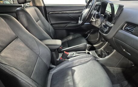 Mitsubishi Outlander III рестайлинг 3, 2015 год, 2 300 000 рублей, 13 фотография