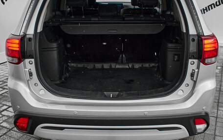 Mitsubishi Outlander III рестайлинг 3, 2020 год, 2 100 000 рублей, 8 фотография