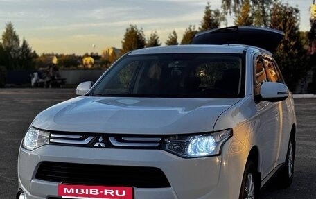 Mitsubishi Outlander III рестайлинг 3, 2013 год, 1 600 000 рублей, 14 фотография