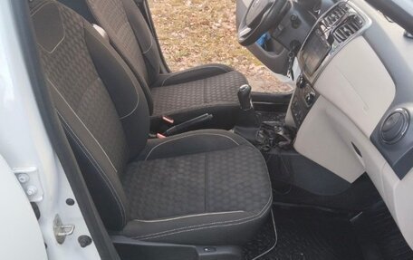 Renault Logan II, 2017 год, 830 000 рублей, 12 фотография