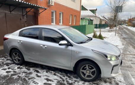 KIA Rio IV, 2018 год, 950 000 рублей, 2 фотография