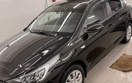 Hyundai Solaris II рестайлинг, 2021 год, 1 590 000 рублей, 2 фотография