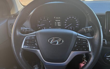 Hyundai Solaris II рестайлинг, 2021 год, 1 590 000 рублей, 8 фотография