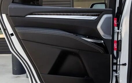 Cadillac Escalade V, 2025 год, 19 000 000 рублей, 30 фотография