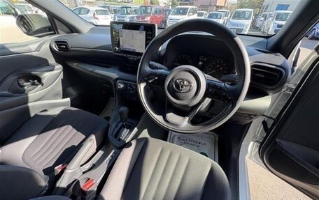 Toyota Yaris, 2022 год, 1 130 000 рублей, 13 фотография