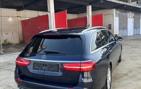 Mercedes-Benz E-Класс, 2020 год, 3 100 000 рублей, 4 фотография