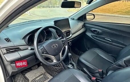 Toyota Yaris XP150 рестайлинг, 2022 год, 1 330 000 рублей, 2 фотография