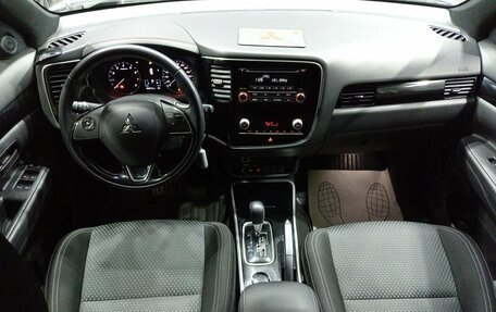 Mitsubishi Outlander III рестайлинг 3, 2020 год, 2 300 000 рублей, 8 фотография