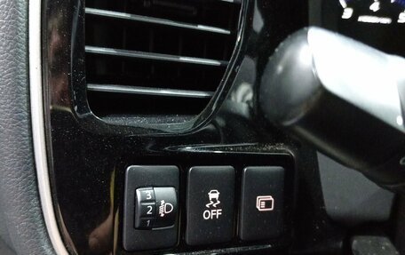 Mitsubishi Outlander III рестайлинг 3, 2020 год, 2 300 000 рублей, 15 фотография