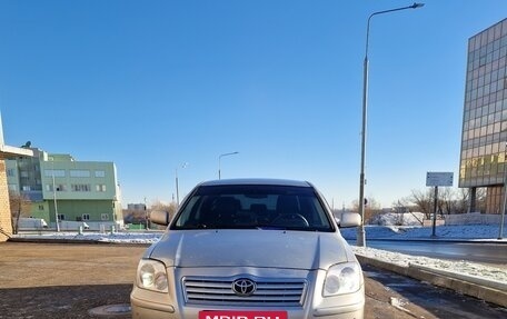 Toyota Avensis III рестайлинг, 2004 год, 677 000 рублей, 1 фотография