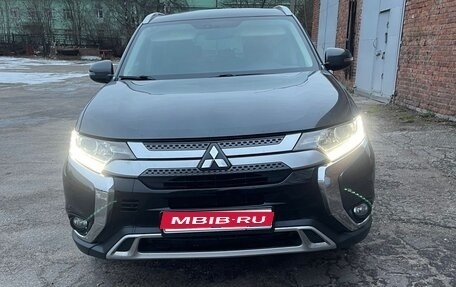 Mitsubishi Outlander III рестайлинг 3, 2019 год, 2 050 000 рублей, 1 фотография