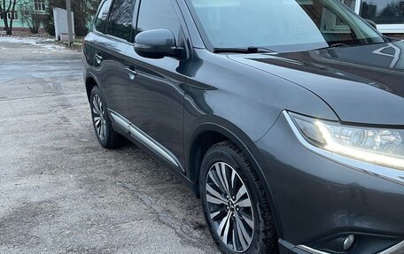 Mitsubishi Outlander III рестайлинг 3, 2019 год, 2 050 000 рублей, 3 фотография