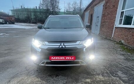 Mitsubishi Outlander III рестайлинг 3, 2019 год, 2 050 000 рублей, 2 фотография