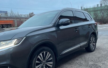 Mitsubishi Outlander III рестайлинг 3, 2019 год, 2 050 000 рублей, 4 фотография