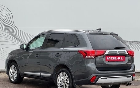 Mitsubishi Outlander III рестайлинг 3, 2018 год, 1 670 000 рублей, 6 фотография