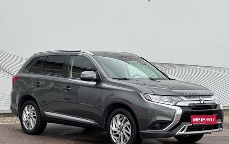 Mitsubishi Outlander III рестайлинг 3, 2018 год, 1 670 000 рублей, 5 фотография