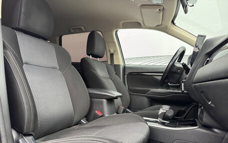 Mitsubishi Outlander III рестайлинг 3, 2018 год, 1 670 000 рублей, 16 фотография