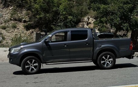 Toyota Hilux VII, 2013 год, 1 700 000 рублей, 2 фотография