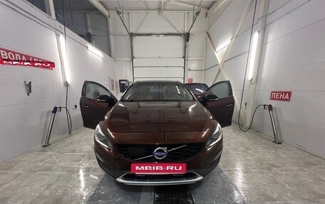 Volvo V60 Cross Country II, 2015 год, 1 850 000 рублей, 11 фотография