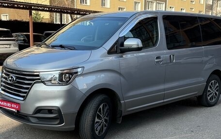 Hyundai Grand Starex Grand Starex I рестайлинг 2, 2019 год, 3 650 000 рублей, 2 фотография